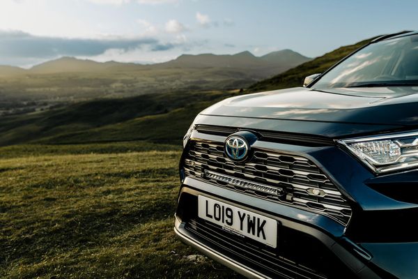 Hovedbilde Lazer Glide18 Grill integrasjon til Toyota Plug-in Hybrid 2019+